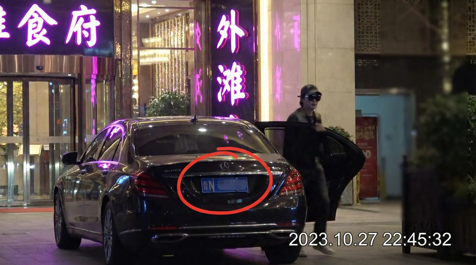 17c.ccc一起草 - 豪车餐厅外偷拍