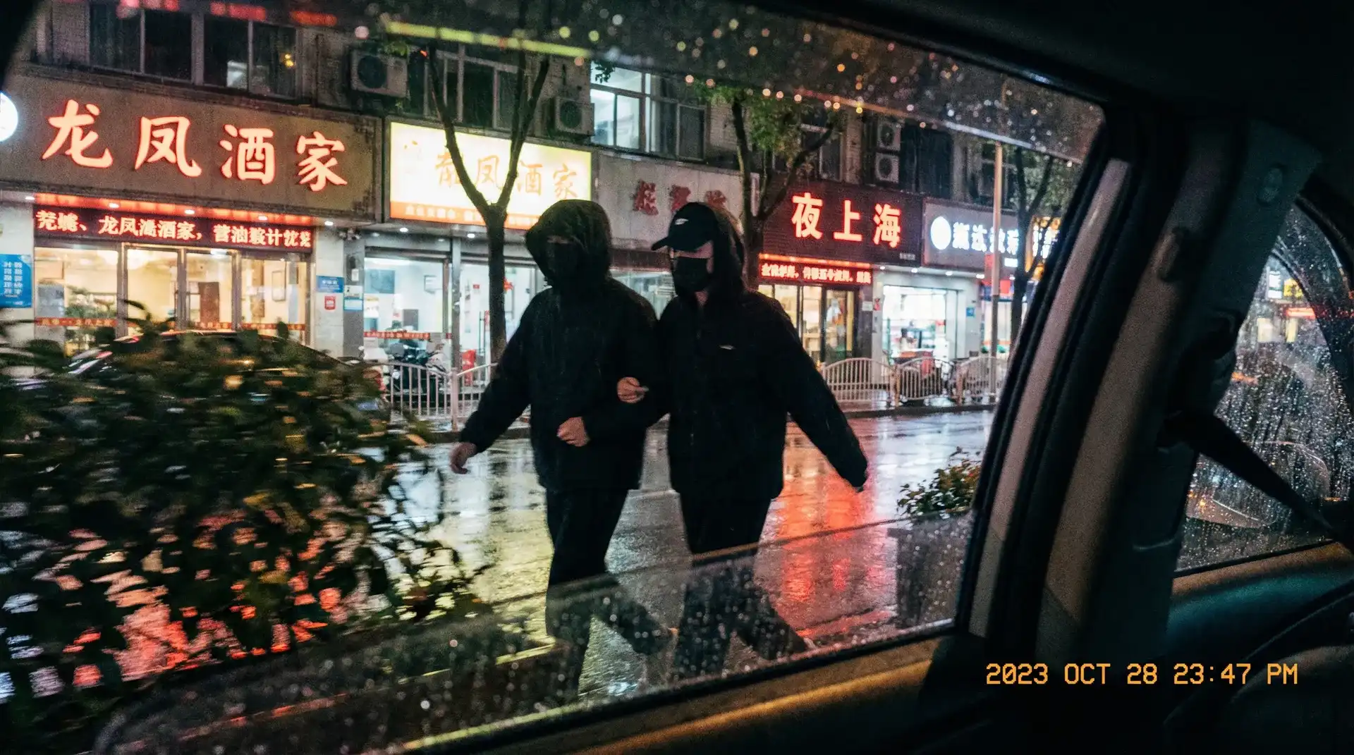 17c.ccc一起草 - 顶流明星深夜密会现场抓拍照片
